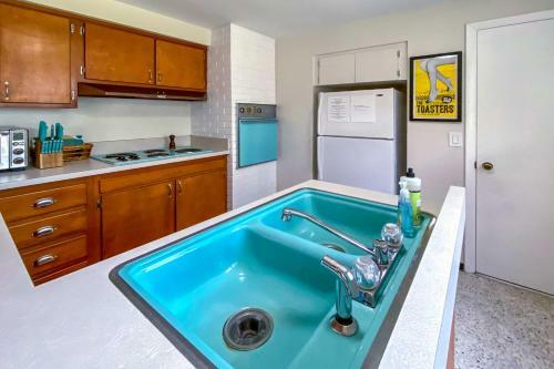Mid-century Modern Home - 5 Miles To Beach!