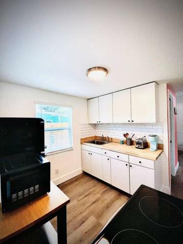 New! Modern Cozy Tiny Home W/ Pool. Pure Paradise