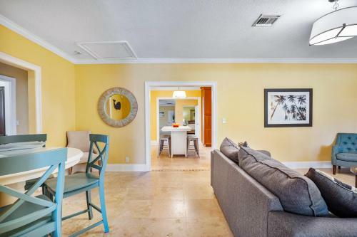 3b Allure W/heated Pool & Jacuzzi, 5min To Beach!