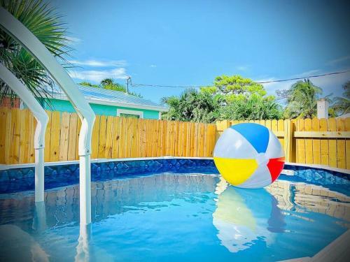 New! The Cutest Tiny Home W/ Pool. Couples Retreat