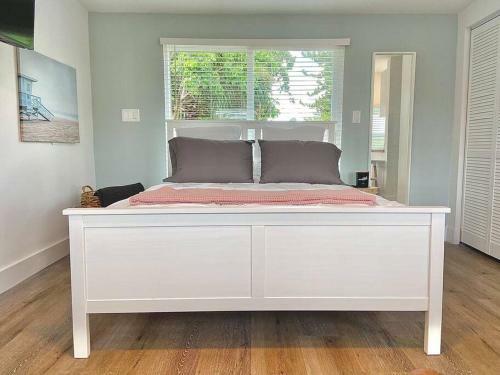New! The Cutest Tiny Home W/ Pool. Couples Retreat