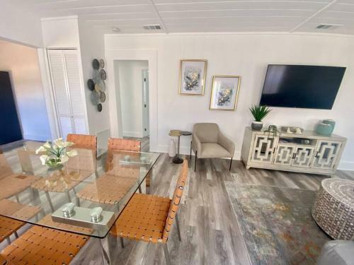 2-3bed/1b Cottage* Great Location, Private Yard, Parking