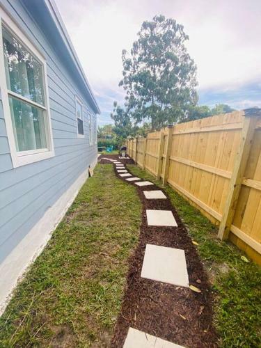 2-3bed/1b Cottage* Great Location, Private Yard, Parking