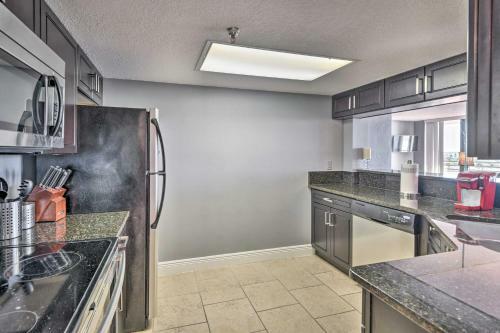 Apartamento Sleek Beachfront Getaway With Community Perks!