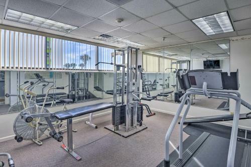 Apartamento Sleek Beachfront Getaway With Community Perks!