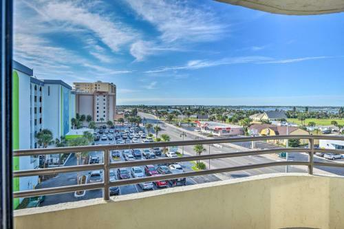 Apartamento Sleek Beachfront Getaway With Community Perks!