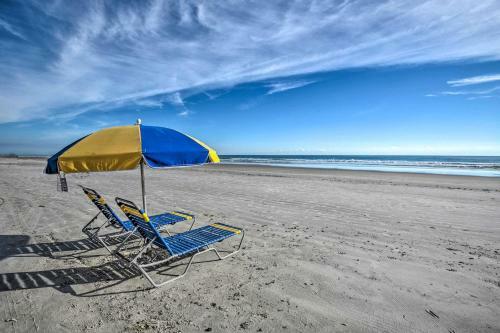 Apartamento Sleek Beachfront Getaway With Community Perks!