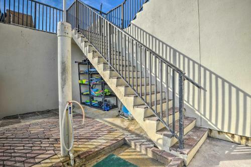 Apartamento Sleek Beachfront Getaway With Community Perks!