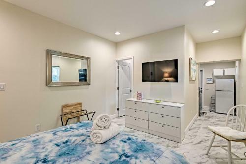Apartamento Modern Studio With Fire Pit - 1 Block To Beach!