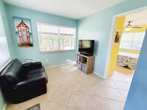 Robby's Roost - Charming 3 Bed 2 Bath Fort Myers Vacation Villa