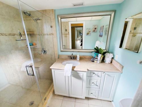 Robby's Roost - Charming 3 Bed 2 Bath Fort Myers Vacation Villa
