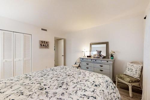 2103 Beach Wood