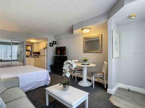 Hotel Steps To The Ocean!! Resort Living!!