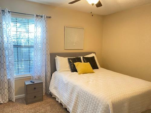 Sleeps 6 Home - 8 Minutes Away From Pensacola Beach