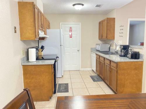 Sleeps 6 Home - 8 Minutes Away From Pensacola Beach