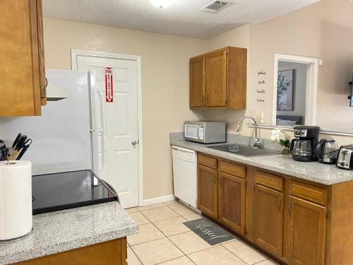 Sleeps 6 Home - 8 Minutes Away From Pensacola Beach