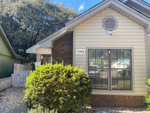 Sleeps 6 Home - 8 Minutes Away From Pensacola Beach
