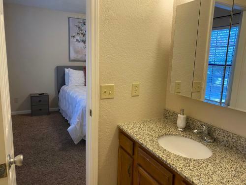 Sleeps 6 Home - 8 Minutes Away From Pensacola Beach