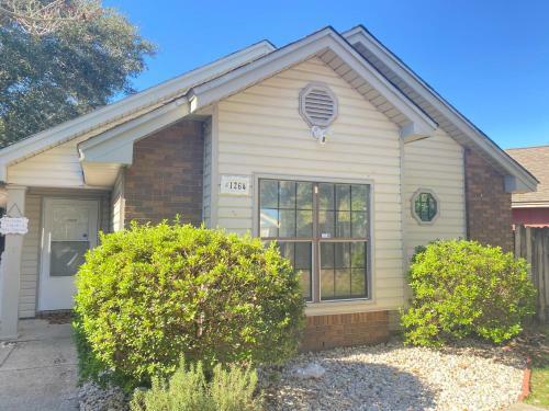 Sleeps 6 Home - 8 Minutes Away From Pensacola Beach