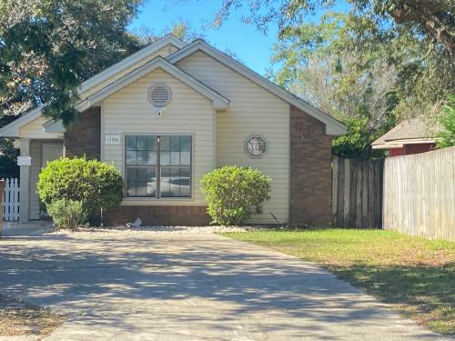 Sleeps 6 Home - 8 Minutes Away From Pensacola Beach