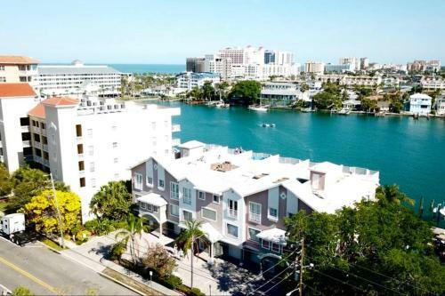 Luxury And Spacious Waterside Getaway