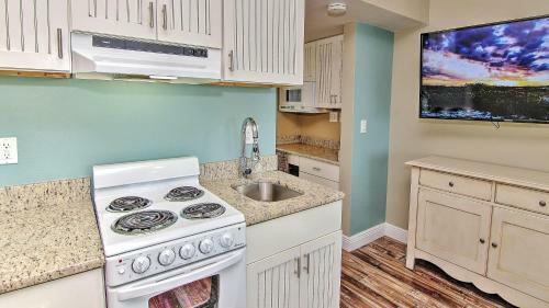 Bungalow Beach Place By Teeming Vacation Rentals