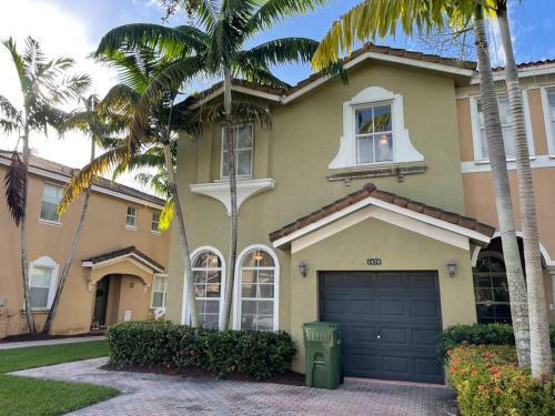 King Bed Home Near Keys, Miami Beach, Everglades