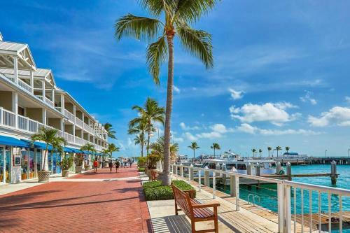 King Bed Home Near Keys, Miami Beach, Everglades