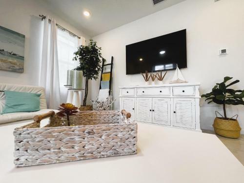 New 3br Spacious & Lux Beach House Theme By Air Base Miami