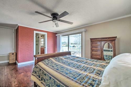 Spacious Canalfront Home With Kayaks 1 Mi To Beach!