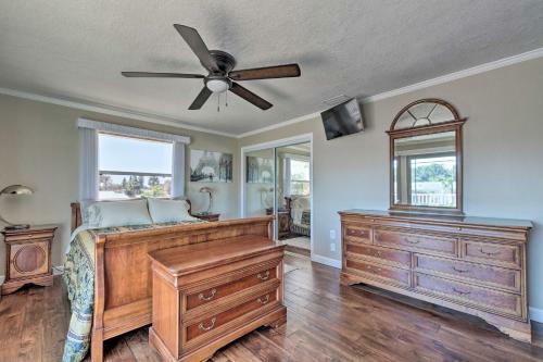 Spacious Canalfront Home With Kayaks 1 Mi To Beach!