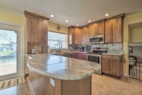Spacious Canalfront Home With Kayaks 1 Mi To Beach!