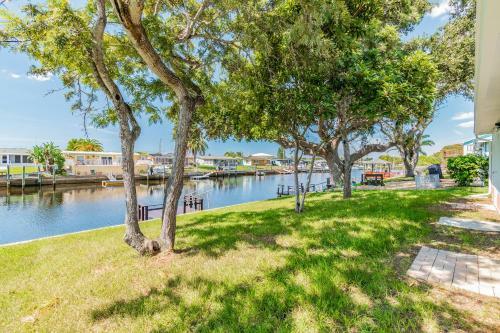 Coral Cabana - Waterfront Home With Dock