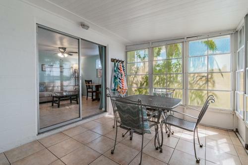 Coral Cabana - Waterfront Home With Dock