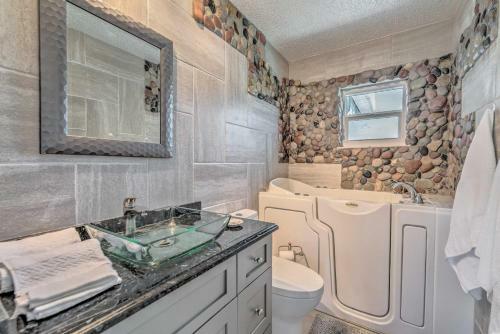 Canalfront Home Kayakers Paradise With Deck!