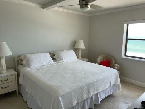 Luxurious Contemporary Condo Overlooking Ocean
