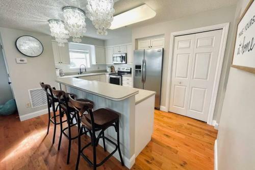 Luxurious Ocean View Getaway!! Entire Home!