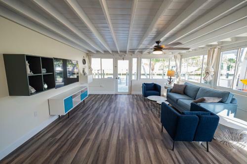 Newly Renovated 3br2ba Duplex With Private Dock