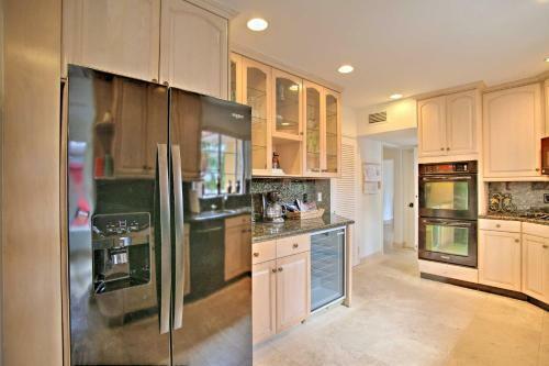 Sunny Waterfront Escape In Upscale Neighborhood!
