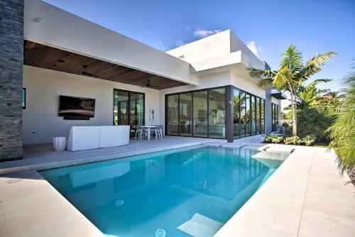 Sleek And Chic Waterfront Home With Private Pool!