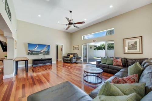 Hostal House With Pool King Beds Close To Beach