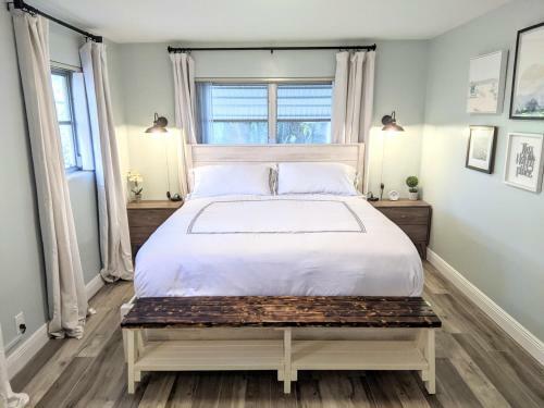 Ranch Style W/lush Courtyard & Grill, Full Kitchen- 5 Min To Beach