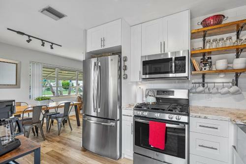 Ranch Style W/lush Courtyard & Grill, Full Kitchen- 5 Min To Beach