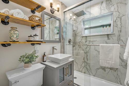 Ranch Style W/lush Courtyard & Grill, Full Kitchen- 5 Min To Beach