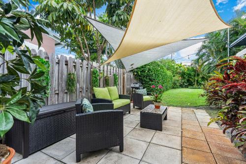 Ranch Style W/lush Courtyard & Grill, Full Kitchen- 5 Min To Beach