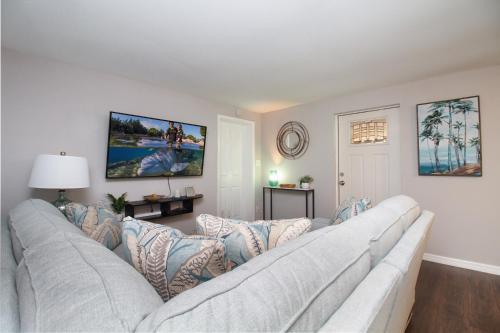 5 O'clock Somewhere - Short Term Rental Home