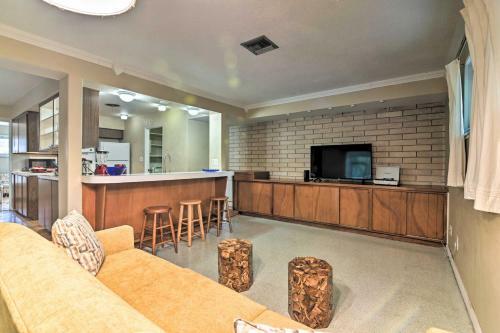 Charming Mid-century House - Walk To Lake!