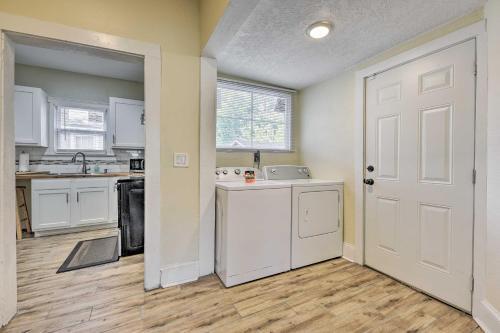 Charming And Central Jacksonville Home With Porch