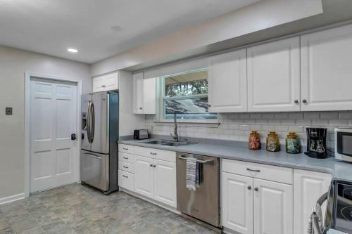 Huge Ranch Style House With An Mcm Flare!
