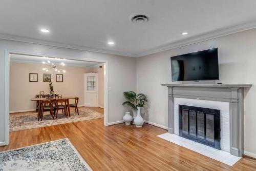 Huge Ranch Style House With An Mcm Flare!